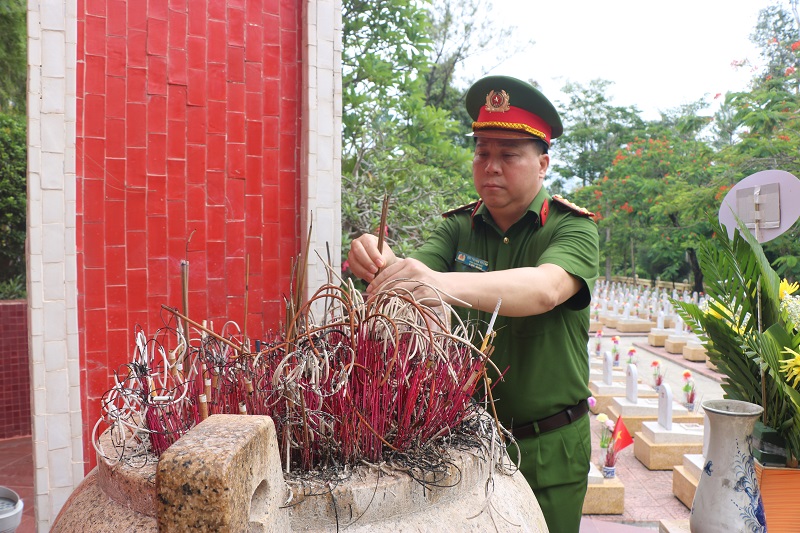 Đoàn công tác lực lượng Cảnh sát nhân dân Công an về nguồn, dâng hương tri ân các Anh hùng, Liệt sĩ ở 3 tỉnh Hà Tĩnh, Quảng Bình và Quảng Trị